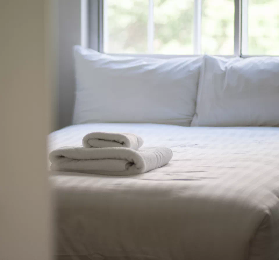 ręczniki na łóżku